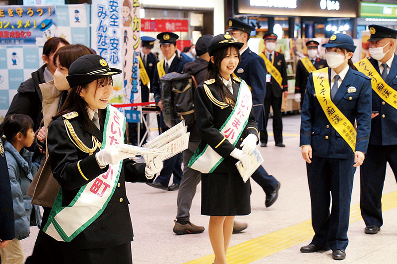 通行人に対して痴漢防止を呼びかけたさいたま小町の河森明依さん（左）と武田梨里さん（中央）