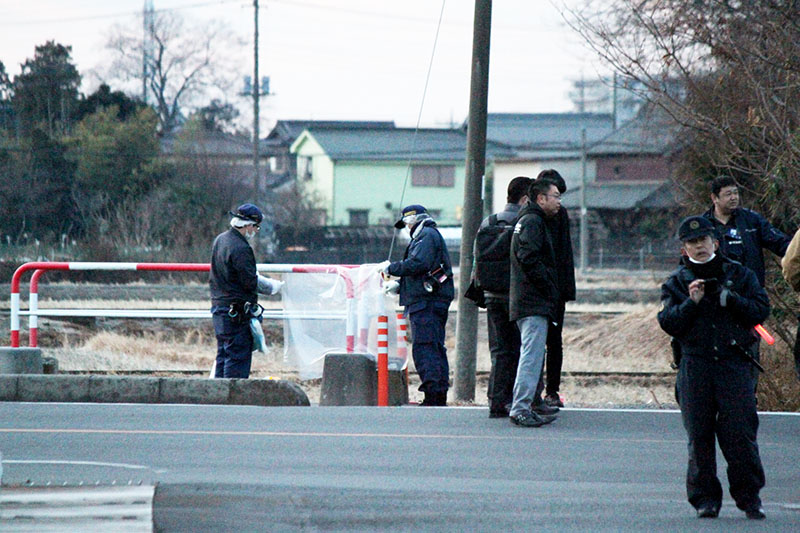 現場周辺を調べる捜査員ら