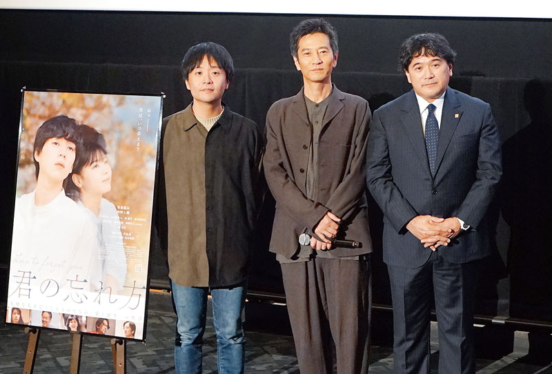 舞台あいさつに立つ（左から）監督の作道雄さん、俳優の津田寛治さん、製作総指揮の志賀司さん＝さいたま市大宮区