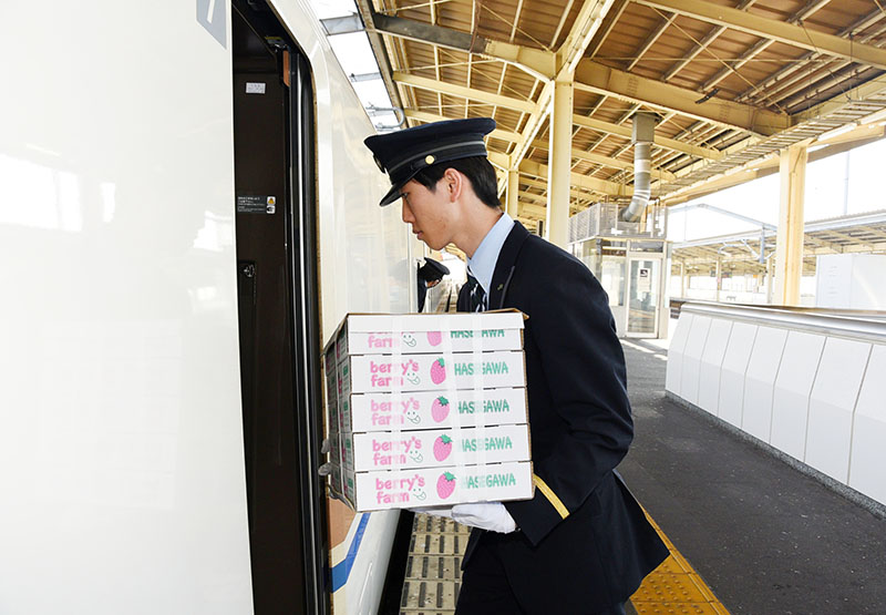 あまりんを新幹線に積み込む駅員＝24日、熊谷市筑波のJR熊谷駅