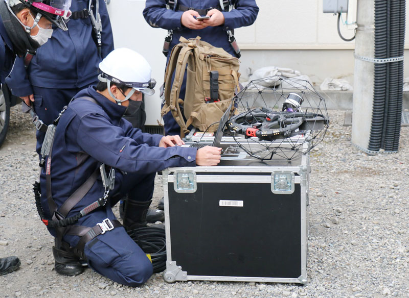 下水道管の内部を調べるために使用されたドローン＝5日午後4時40分ごろ、八潮市二丁目