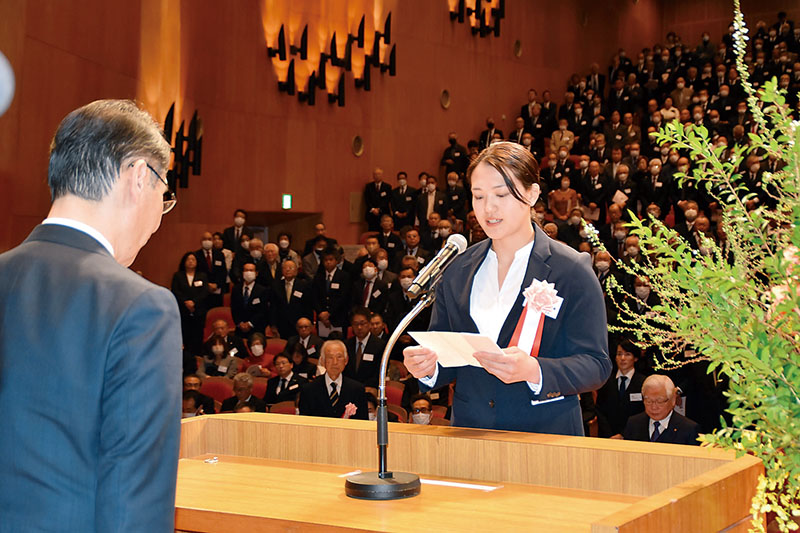 100周年記念表彰の受賞者を代表して謝辞を述べる東京五輪金メダリストの新井千鶴さん