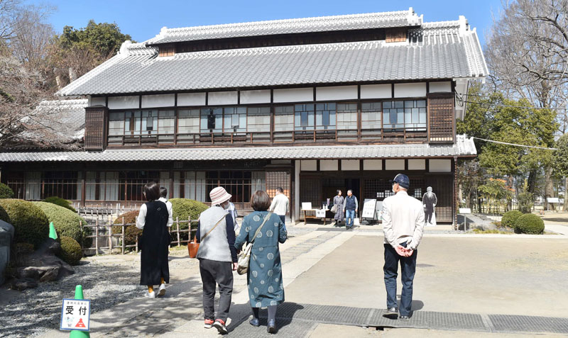 王将戦の会場となる旧渋沢邸「中の家」。天候に恵まれた2日は大勢の来場者でにぎわいを見せていた＝2日午後、深谷市血洗島の旧渋沢邸「中の家」