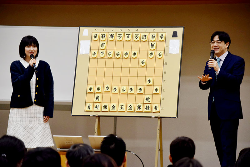 大盤解説会で解説を行う解説棋士の金井恒太六段（右）と女流棋士の香川愛生女流四段