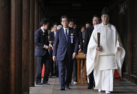 　集団参拝を終えた「みんなで靖国神社に参拝する国会議員の会」のメンバー＝２３日午前、東京・九段北の靖国神社