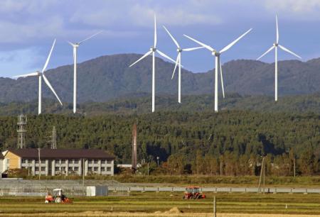 青森県内の森林に設置されている風車＝２０２３年１０月