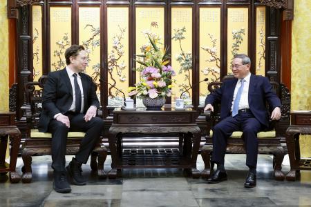 中国の李強首相（右）と会談する米ＥＶ大手テスラのイーロン・マスクＣＥＯ＝４月、北京の釣魚台迎賓館（新華社＝共同）