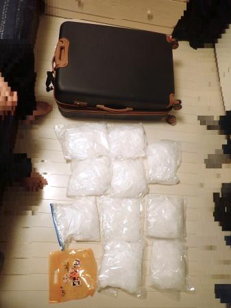押収された、覚醒剤とみられる粉とスーツケース（警視庁提供、画像の一部が加工されています）