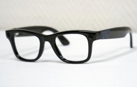 　男性が入試の際に使った眼鏡型端末「スマートグラス」＝１６日午前、警視庁戸塚署