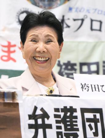 　袴田巌さんの再審第１５回公判後、記者会見で笑顔を見せる姉ひで子さん＝２２日午後、静岡市