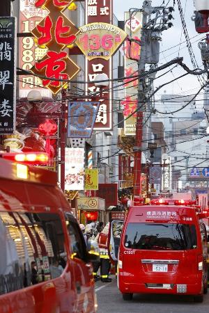 　横浜中華街の火災現場付近に集まった消防車両＝７日午後６時４５分、横浜市中区