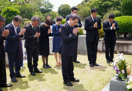 大平正芳元首相の墓参りをする自民党の古賀誠元幹事長（手前）ら＝１２日午前、東京都府中市