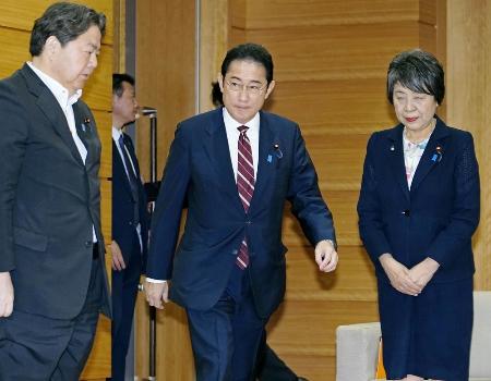 １１日、閣議に臨む岸田首相（中央）＝首相官邸