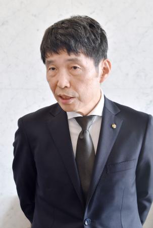 記者団の取材に応じる群馬県の山本一太知事＝１２日午後、前橋市