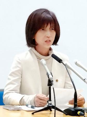 記者会見する「つばさの党」の外山麻貴代表代理＝１３日午後、東京都庁