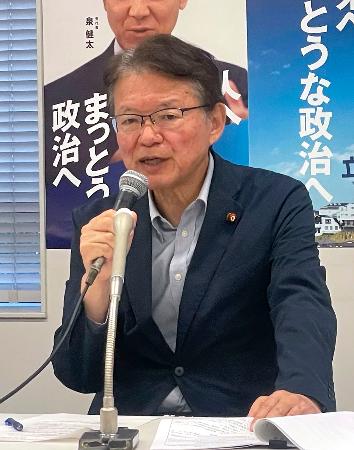 記者会見する立憲民主党の長妻政調会長＝１３日午後、国会