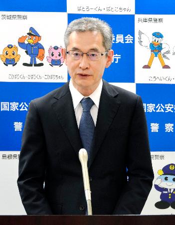 定例記者会見する警察庁の露木康浩長官＝２０日午前、警察庁