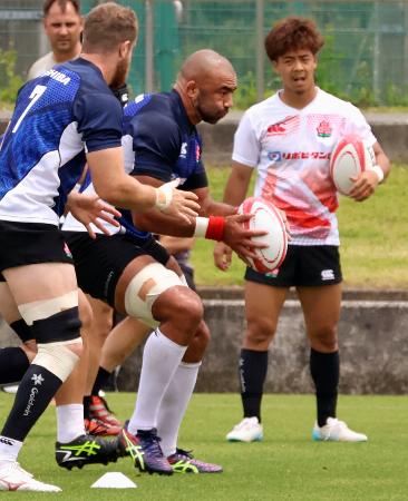 練習するラグビー日本代表のリーチ（右から２人目）＝東京都内