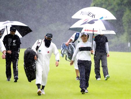 第２日、降雨による中断でクラブハウスに引き揚げる高橋彩華（手前右）＝カメリアヒルズＣＣ