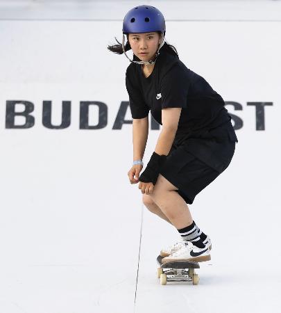 　女子ストリート予選　演技する織田夢海＝ブダペスト（共同）