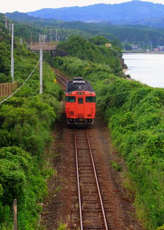 　一部区間で運転を再開したＪＲ山陰線を走る車両＝２２日午前、山口県長門市