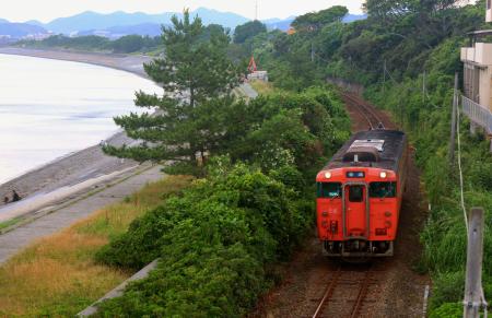 　一部区間で運転を再開したＪＲ山陰線を走る車両＝２２日午前、山口県長門市