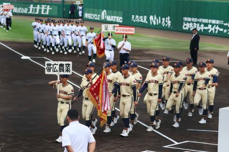 全国高校野球選手権大会の北北海道大会が開幕し、入場行進する選手たち＝２２日、北海道帯広市