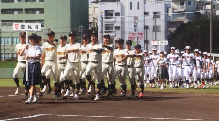 　全国高校野球選手権大会の沖縄大会が開幕し、入場行進する選手たち＝２２日、那覇市の沖縄セルラースタジアム那覇