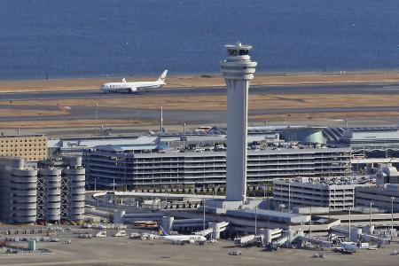 　衝突事故があった羽田空港のＣ滑走路（奥）と管制塔＝１月