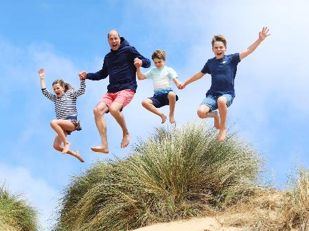 Ｘ（旧ツイッター）に投稿された、ウィリアム英皇太子と３人の子どもの写真（ＰＡ＝共同）