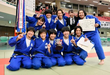 女子１部で優勝した東海大の選手たち＝日本武道館