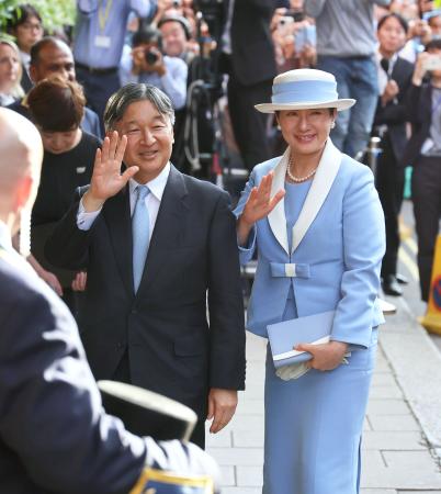 　ロンドン中心部のホテル「クラリッジズ」に到着された天皇、皇后両陛下＝２２日（代表撮影・共同）