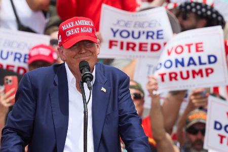 米大統領選の関連イベントに参加するトランプ氏＝９日、米ネバダ州ラスベガス（ロイター＝共同）