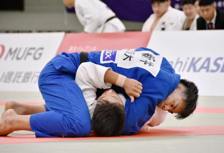 　男子決勝で相手を抑え込む東海大の新井道大＝日本武道館