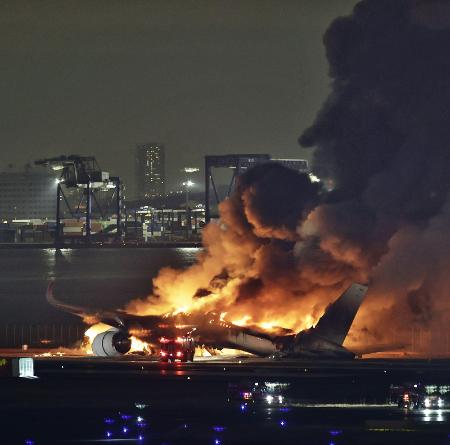 羽田空港で海上保安庁の航空機と衝突し、炎上する日航機＝１月２日