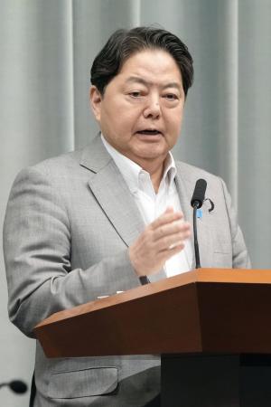 記者会見する林官房長官＝２４日午前、首相官邸