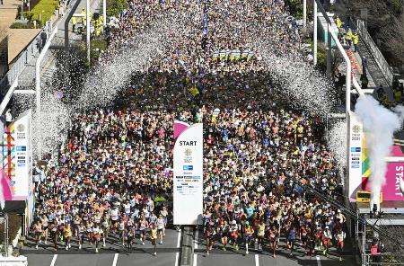 　東京マラソンで都庁前を一斉にスタートするランナー＝３月３日、東京都新宿区（代表撮影）