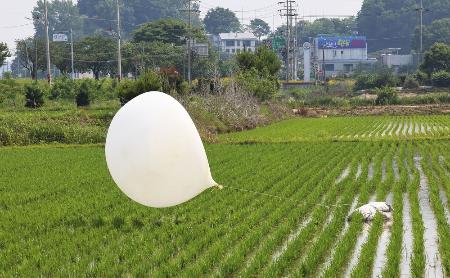 北朝鮮から飛来し韓国・仁川郊外に落下した風船＝１０日（聯合＝共同）