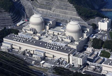 関西電力大飯原発の３号機（右）と４号機＝福井県おおい町