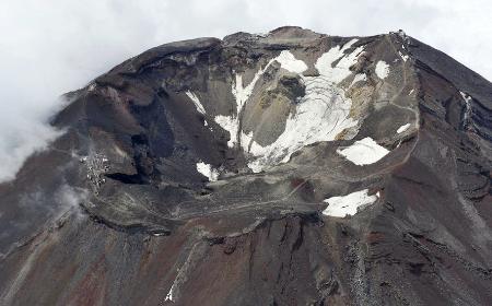 富士山の頂上火口＝２０１２年７月