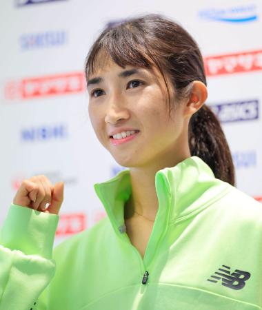 陸上の日本選手権の前日記者会見でポーズをとる田中希実＝２６日、新潟市のデンカビッグスワンスタジアム（代表撮影）