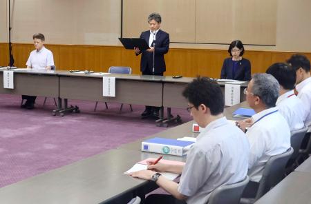 不祥事防止に向け、鹿児島県警本部で開かれた会合。奥中央は県公安委員会の増田吉彦委員長＝２６日午後