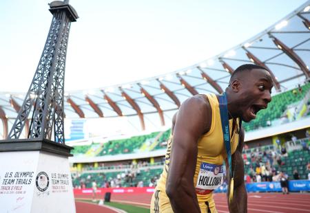 　陸上のパリ五輪米国代表選考会、男子１１０メートル障害を制し、エッフェル塔の模型の横でポーズを決めるグラント・ホロウェー＝２８日、オレゴン州ユージン（ゲッティ＝共同）