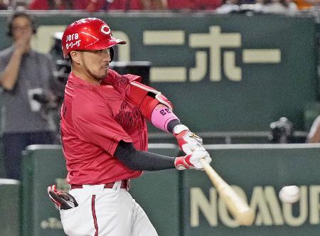 ９回広島２死、菊池が左越えに決勝ソロを放つ＝東京ドーム