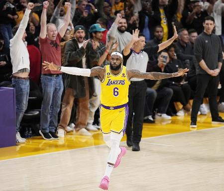 ＮＢＡの通算得点の最多記録を更新し、喜ぶレーカーズのジェームズ＝２３年２月、ロサンゼルス（ＡＰ＝共同）