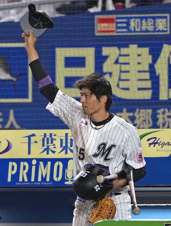 　プロ野球新記録の８試合連続二塁打となった２点二塁打を放った７回を終え、ファンの声援に応えるロッテ・岡＝ＺＯＺＯマリン