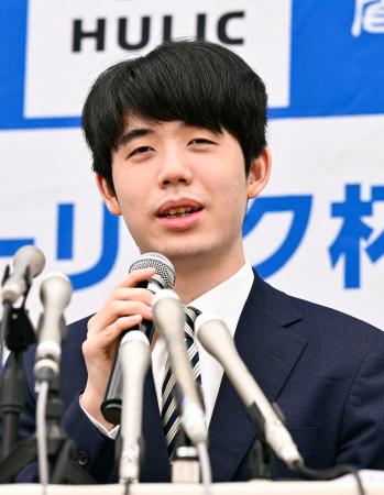 棋聖戦５連覇から一夜明け、記者会見で喜びを語る藤井聡太棋聖＝２日午前、名古屋市