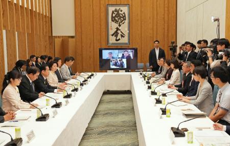 　首相官邸で開かれた食品ロス削減推進会議＝２日午前