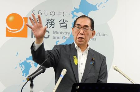 記者会見する松本総務相＝２日午前、東京都千代田区