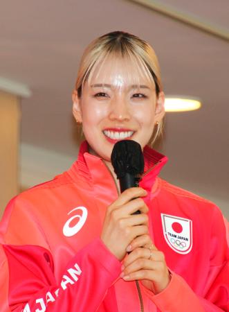 　日本選手団の旗手に決まり、意気込みを語るフェンシング女子サーブルの江村美咲＝２日、東京都内